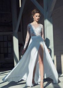 Corte sexy do quadril em um vestido de noiva