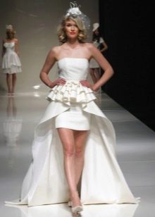 Krótka seksowna suknia ślubna z bufiastym trenem