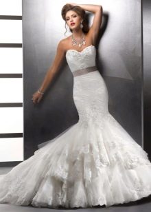 Undinėlės vestuvinė suknelė su horizontaliais vingiais