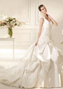 Gaun pengantin dengan lipatan melintang pada korset
