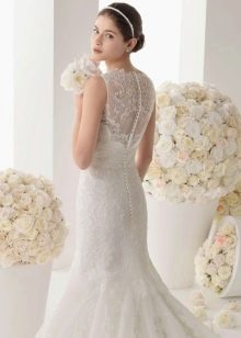 Gaun pengantin untuk kecil atau pendek dengan butang