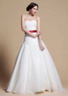 A formos vestuvinė suknelė su diržu