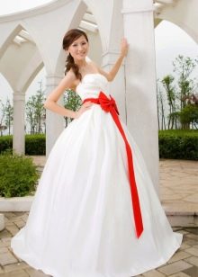 فستان زفاف مع فيونكة قرمزية