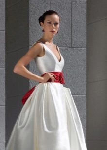 Gaun pengantin yang subur dengan reben yang dihiasi dengan busur