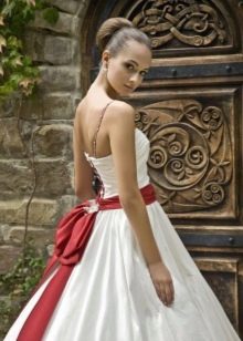 Gaun pengantin yang subur dengan busur di belakang