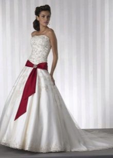 Suknia ślubna z czerwoną wstążką na biodrach