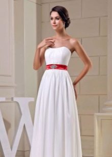 Vestuvinė suknelė su plačia raudona juostele ir papuošimais