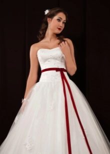 Sodri vestuvinė suknelė žemu juosmeniu ir raudonu diržu