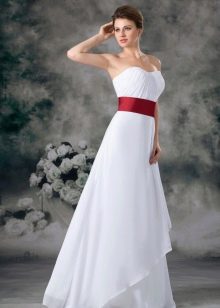 Suknia ślubna z szeroką czerwoną szarfą