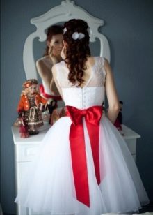 Červená mašle na krátké svatební šaty