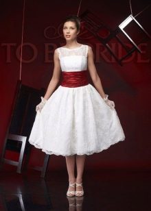 Gaun pengantin pendek dengan tali pinggang lebar