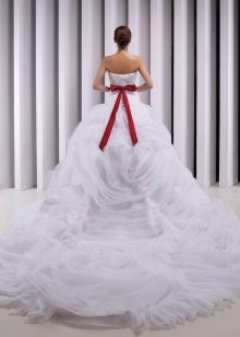 Bujné svadobné šaty s vlečkou a červenou mašľou