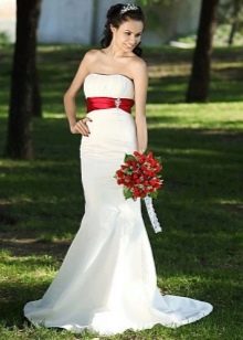 Vestuvinė suknelė su raudonu plačiu diržu