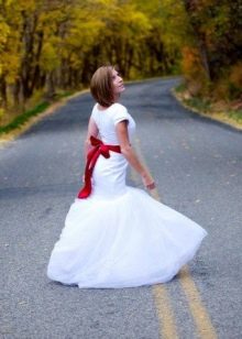 Trumpa vestuvinė suknelė su bordo spalvos juostele