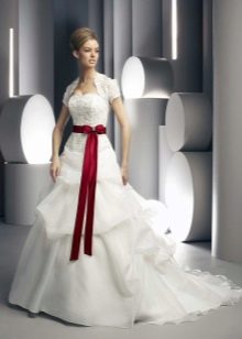 Gaun pengantin dengan tali pinggang nipis dan busur