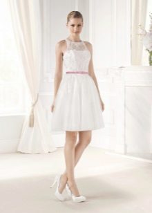 Vestido de novia corto con cuerpo de encaje