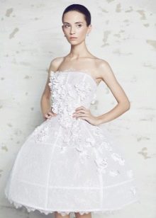 Gaun pengantin pendek dengan renda
