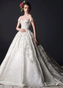 Bujna suknia ślubna z koronkowym topem i spódnicą