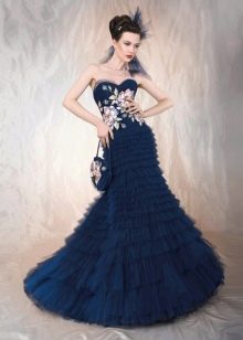 Nėrinių aplikacija ant mėlynos vestuvinės suknelės