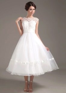 Gaun pengantin pendek dengan bahagian atas renda
