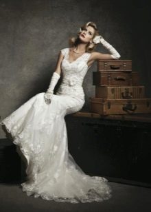 Gaun pengantin dengan sarung tangan panjang