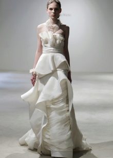فستان زفاف مع قطع معقدة
