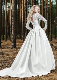 Mežģīņu piedurknes kāzu kleitā