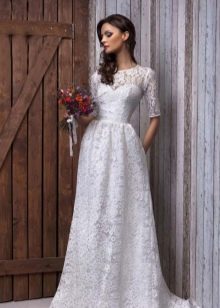 Csipke menyasszonyi ruha a RARA AVIS márkától
