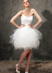 Gaun pengantin pendek dengan tutu gebu