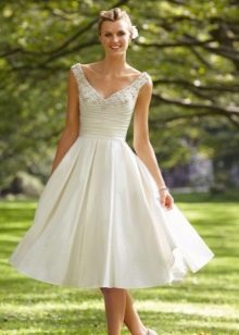 Gaun pengantin dengan skirt kembang dan ketat