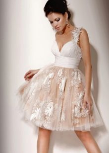 Krótka suknia ślubna z puszystą spódnicą i kwiatowym wzorem