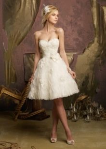 فستان زفاف قصير بتنورة مزخرفة