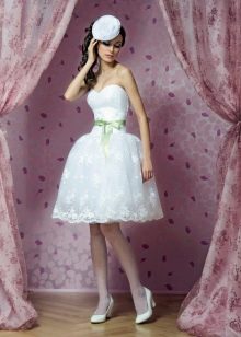 Spódnica-szkło w krótkiej sukni ślubnej