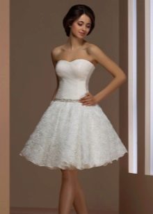 فستان زفاف قصير مزين بورود على التنورة