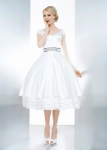 Gaun pengantin pendek gebu dengan bahu terbuka