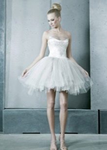 Krótka suknia ślubna ze spódnicą tutu