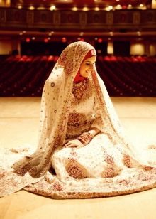 Vyšívané muslimské svatební šaty