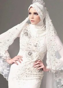 Balta dizainera kāzu musulmaņu kleita