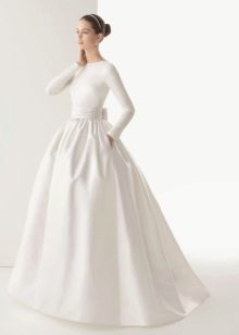 Exuberante vestido de novia cerrado de Elie Saab