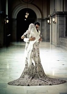 Muslimské svatební šaty se vzory