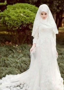 Biała koronkowa muzułmańska suknia ślubna