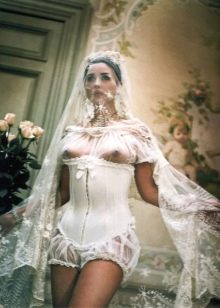 فستان زفاف صريح من مونيكا بيلوتشي
