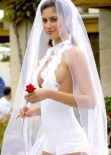 Đám cưới mặc váy-quần đùi hở hang