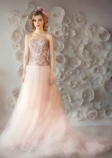 فستان زفاف باللون الخوخي من تصميم ناتاشا بوفيكينا