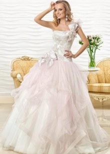 Oksana Mukha rózsaszín esküvői ruha