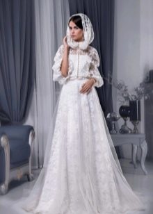 Vestido de novia con capa de Svetlana Lyalina.
