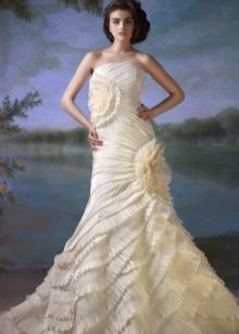 Gaun pengantin dengan ruffles dari Svetlana Lyalina