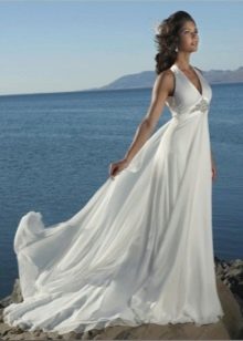 Satynowa suknia ślubna na plaży