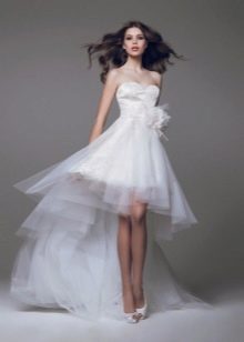 Gaun pengantin pendek dengan kereta api boleh tanggal
