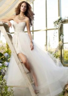 Decorações para um vestido de noiva curto com cauda